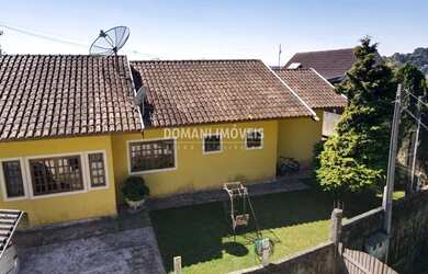 Imagem: A casa possui 3 Dormitórios, 2 Banheiros, 2 Vagas na garagem