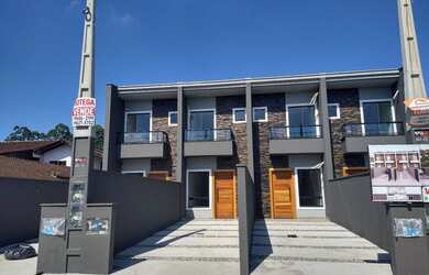 Imagem: A casa possui 2 Dormitórios, 2 Banheiros, 2 Vagas na garagem