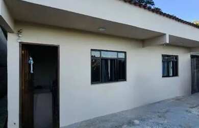 Imagem: A casa possui 2 Dormitórios, 2 Banheiros, 2 Vagas na garagem