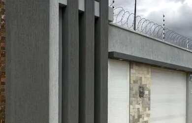 Imagem: A casa possui 3 Dormitórios, 2 Banheiros, 2 Vagas na garagem