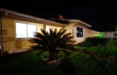 Imagem: A casa possui 3 Dormitórios, 4 Banheiros, 5 Vagas na garagem