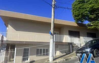 Imagem: A casa possui 3 Dormitórios, 3 Banheiros, 4 Vagas na garagem