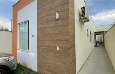 Imagem: A casa possui 3 Dormitórios, 3 Banheiros, 2 Vagas na garagem