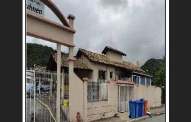 Imagem: A casa possui 2 Dormitórios, 1 Banheiro, 1 Vaga na garagem