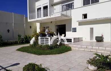 Imagem: A casa possui 4 Dormitórios, 5 Banheiros, 5 Vagas na garagem