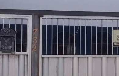 Imagem: A casa possui 3 Dormitórios, 2 Banheiros, 1 Vaga na garagem