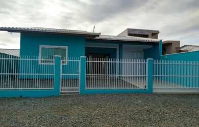 Imagem: A casa possui 3 Dormitórios, 2 Banheiros, 2 Vagas na garagem