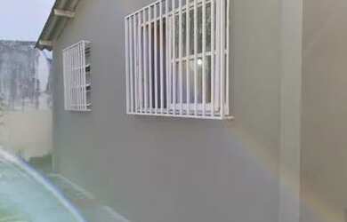 Imagem: A casa possui 3 Dormitórios, 1 Banheiro, 1 Vaga na garagem