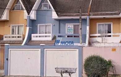 Imagem: A casa possui 4 Dormitórios, 2 Banheiros, 3 Vagas na garagem