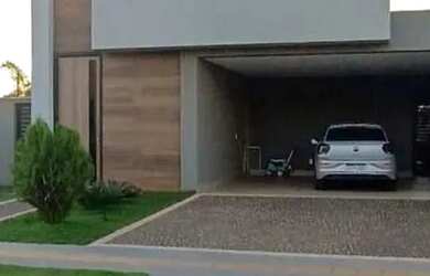 Imagem: A casa possui 3 Dormitórios, 2 Banheiros, 2 Vagas na garagem