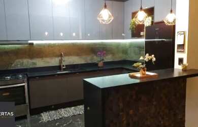 Imagem: A casa possui 3 Dormitórios, 3 Banheiros, 2 Vagas na garagem