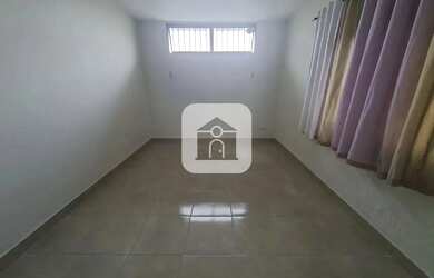 Imagem: A casa possui 3 Dormitórios, 2 Banheiros, 4 Vagas na garagem