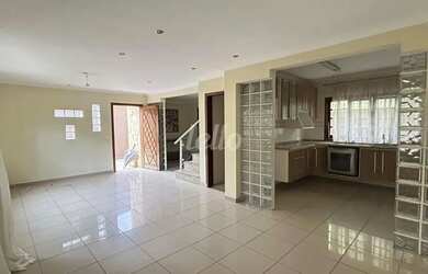 Imagem: A casa possui 3 Dormitórios, 2 Banheiros, 2 Vagas na garagem