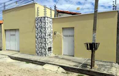 Imagem: A casa possui 4 Dormitórios, 1 Banheiro, 2 Vagas na garagem