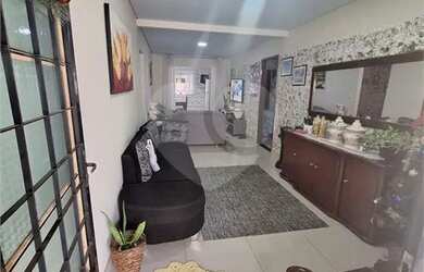 Imagem: A casa possui 3 Dormitórios, 3 Banheiros, 2 Vagas na garagem