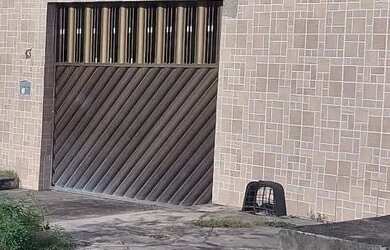 Imagem: A casa possui 4 Dormitórios, 2 Banheiros, 2 Vagas na garagem