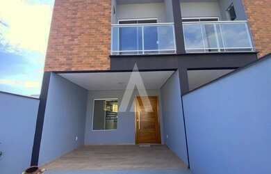 Imagem: A casa possui 3 Dormitórios, 2 Banheiros, 2 Vagas na garagem