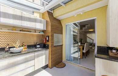 Imagem: A casa possui 4 Dormitórios, 4 Banheiros, 2 Vagas na garagem