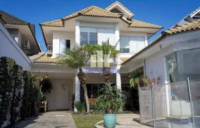 Imagem: A casa em condomínio possui 3 Dormitórios, 5 Banheiros, 4