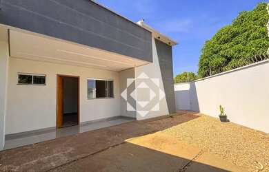 Imagem: A casa possui 2 Dormitórios, 2 Banheiros, 2 Vagas na garagem