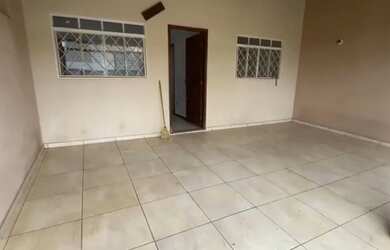 Imagem: A casa possui 3 Dormitórios, 1 Banheiro e 1 Vaga na garagem