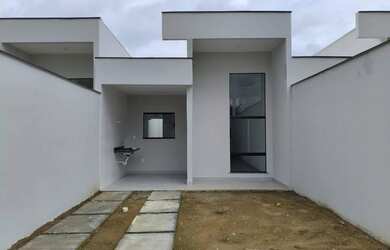 Imagem: A casa possui 3 Dormitórios, 2 Banheiros, 2 Vagas na garagem