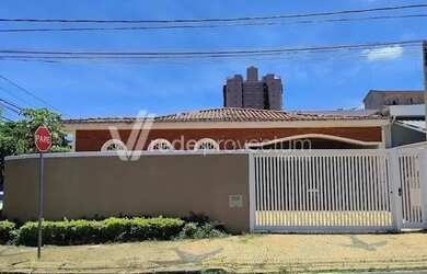 Imagem: A casa possui 4 Dormitórios, 3 Banheiros, 3 Vagas na garagem