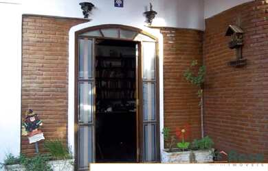 Imagem: A casa possui 5 Dormitórios, 1 Banheiro, 2 Vagas na garagem