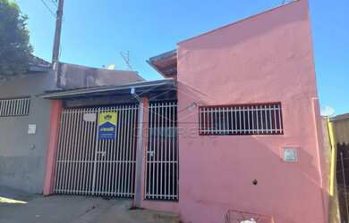 Imagem: A casa possui 3 Dormitórios, 1 Banheiro, 1 Vaga na garagem