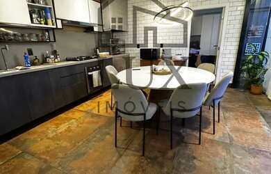 Imagem: A casa possui 4 Dormitórios, 5 Banheiros, 2 Vagas na garagem