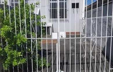 Imagem: A casa possui 1 Dormitório, 1 Banheiro, 1 Vaga na garagem