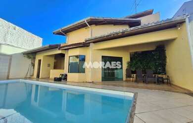 Imagem: A casa possui 2 Dormitórios, 4 Banheiros, 3 Vagas na garagem