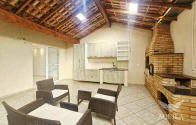 Imagem: A casa em condomínio possui 3 Dormitórios, 1 Banheiro, 2 Vagas