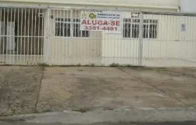 Imagem: A casa possui 2 Dormitórios, 2 Banheiros e 1 Vaga na garagem