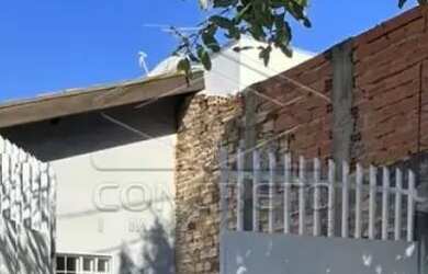 Imagem: A casa possui 1 Dormitório, 1 Banheiro, 1 Vaga na garagem