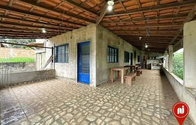 Imagem: A casa possui 3 Dormitórios, 2 Banheiros, 4 Vagas na garagem