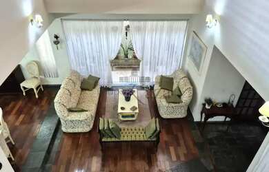 Imagem: A casa possui 4 Dormitórios, 3 Banheiros, 5 Vagas na garagem