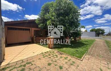 Imagem: A casa possui 3 Dormitórios, 1 Banheiro, 2 Vagas na garagem