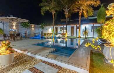 Imagem: A casa possui 5 Dormitórios, 3 Banheiros, 5 Vagas na garagem