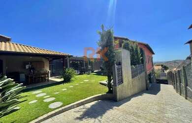 Imagem: A casa possui 3 Dormitórios, 4 Banheiros, 5 Vagas na garagem