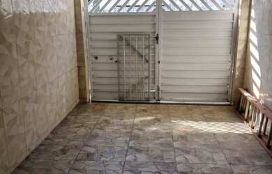 Imagem: A casa possui 3 Dormitórios, 1 Banheiro, 1 Vaga na garagem