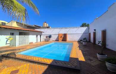 Imagem: A casa possui 4 Dormitórios, 5 Banheiros, 5 Vagas na garagem