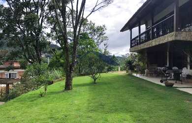 Imagem: A casa possui 5 Dormitórios, 4 Banheiros, 2 Vagas na garagem