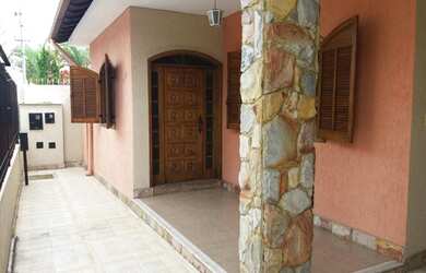 Imagem: A casa possui 3 Dormitórios, 1 Banheiro, 2 Vagas na garagem