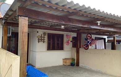 Imagem: A casa possui 2 Dormitórios, 1 Banheiro, 2 Vagas na garagem