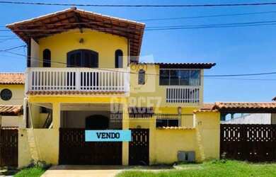 Imagem: A casa possui 4 Dormitórios, 3 Banheiros, 2 Vagas na garagem