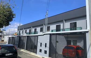 Imagem: A casa possui 2 Dormitórios, 2 Banheiros, 2 Vagas na garagem