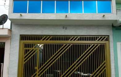 Imagem: A casa possui 3 Dormitórios, 1 Banheiro, 2 Vagas na garagem