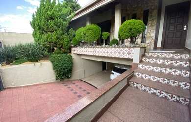 Imagem: A casa possui 4 Dormitórios, 4 Banheiros, 4 Vagas na garagem