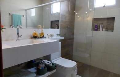 Imagem: A casa possui 3 Dormitórios, 2 Banheiros, 2 Vagas na garagem